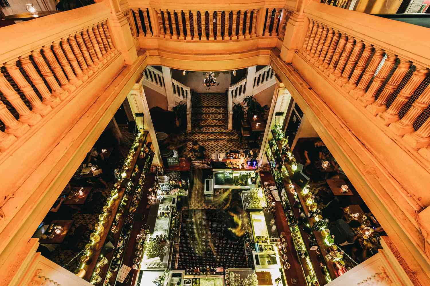 Interior de los tres pisos de Alquímico visto desde el rooftop