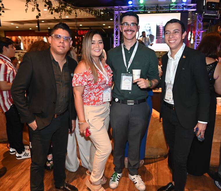 Invitados en el cocktail de bienvenida