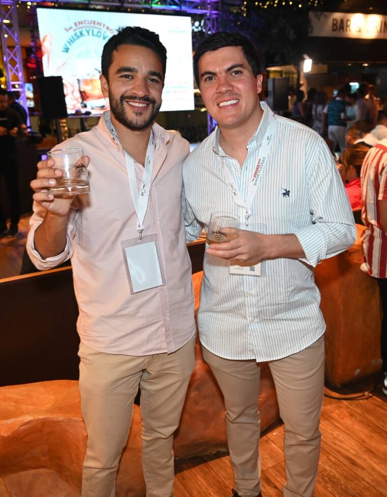 Asistentes brindando